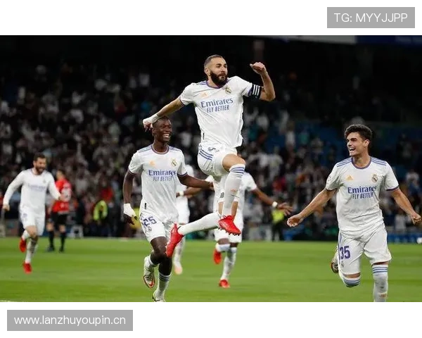 本泽马与伊布拉希莫维奇：巅峰期全能中锋的战术角色与技术风格对比