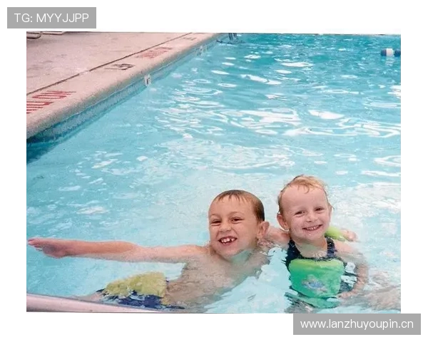 凯蒂·莱德基训练完顺手游个泳，普通人还在健身房找泳裤